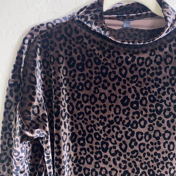 Victoria Sport velour belle sleeve turtleneck - Picture 5 of 6